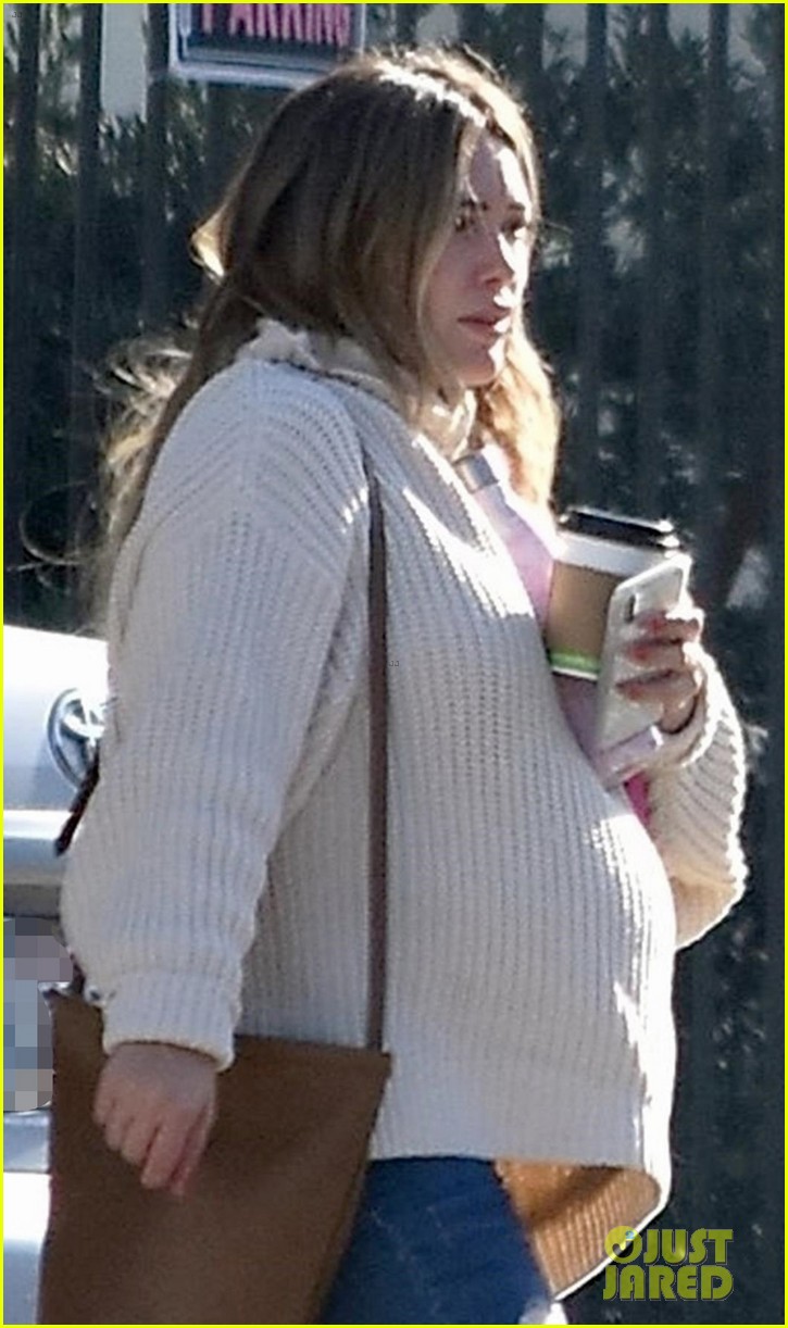 pregnant hilary duff steps out after posting bare baby bump pic024169961