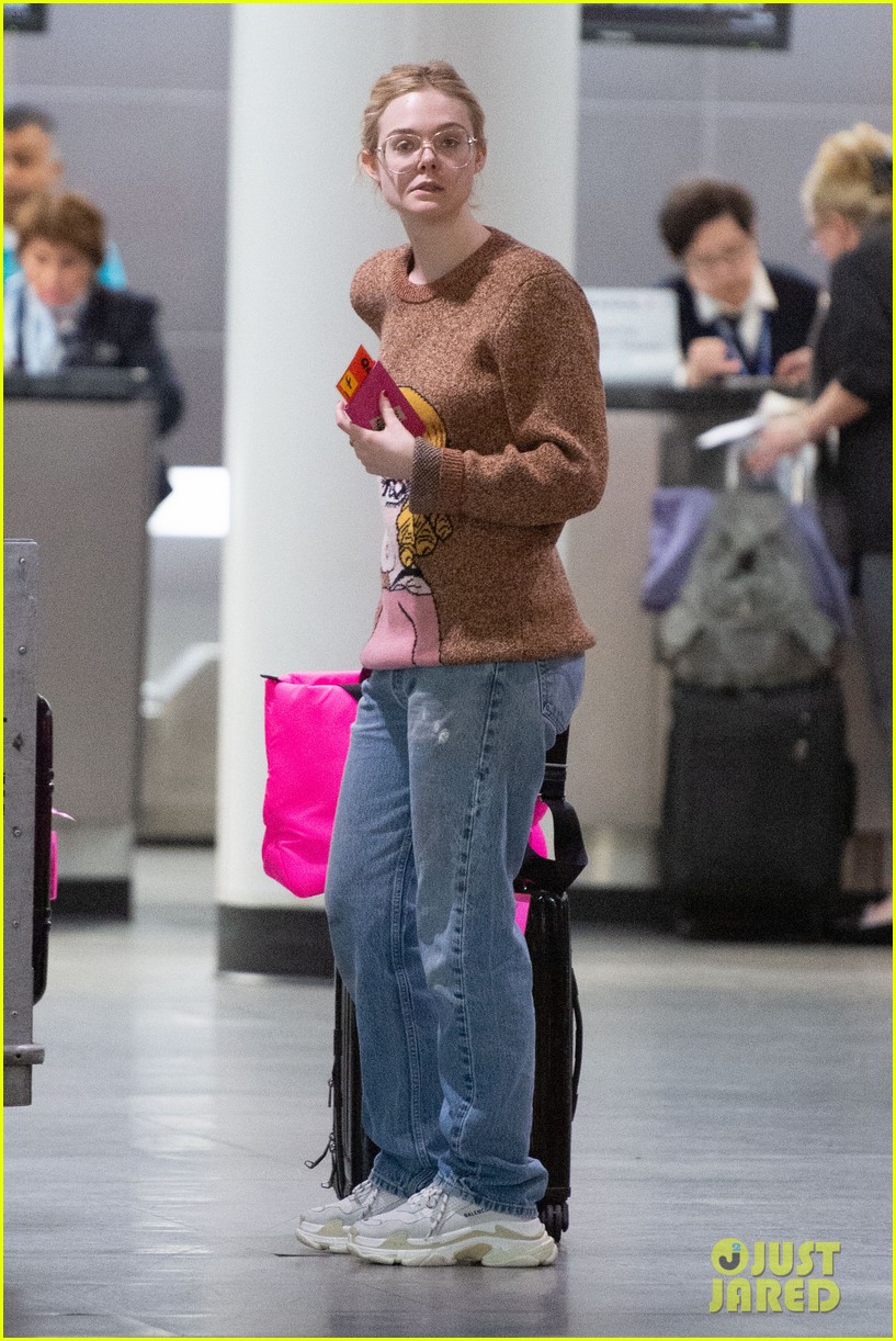 elle fanning and olivia wilde share a laugh at jfk airport with jason sudeikis104157021