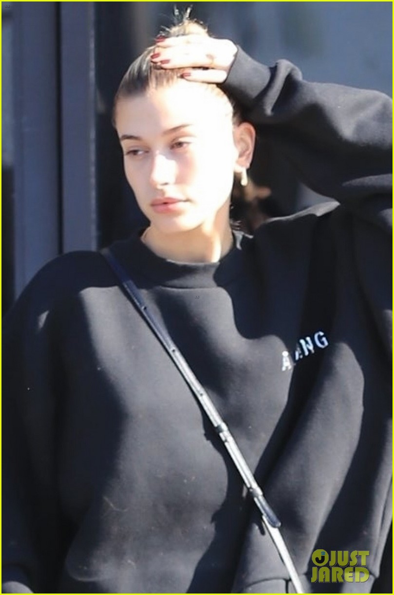 hailey baldwin goes makeup free for lunch with justin bieber 044170003
