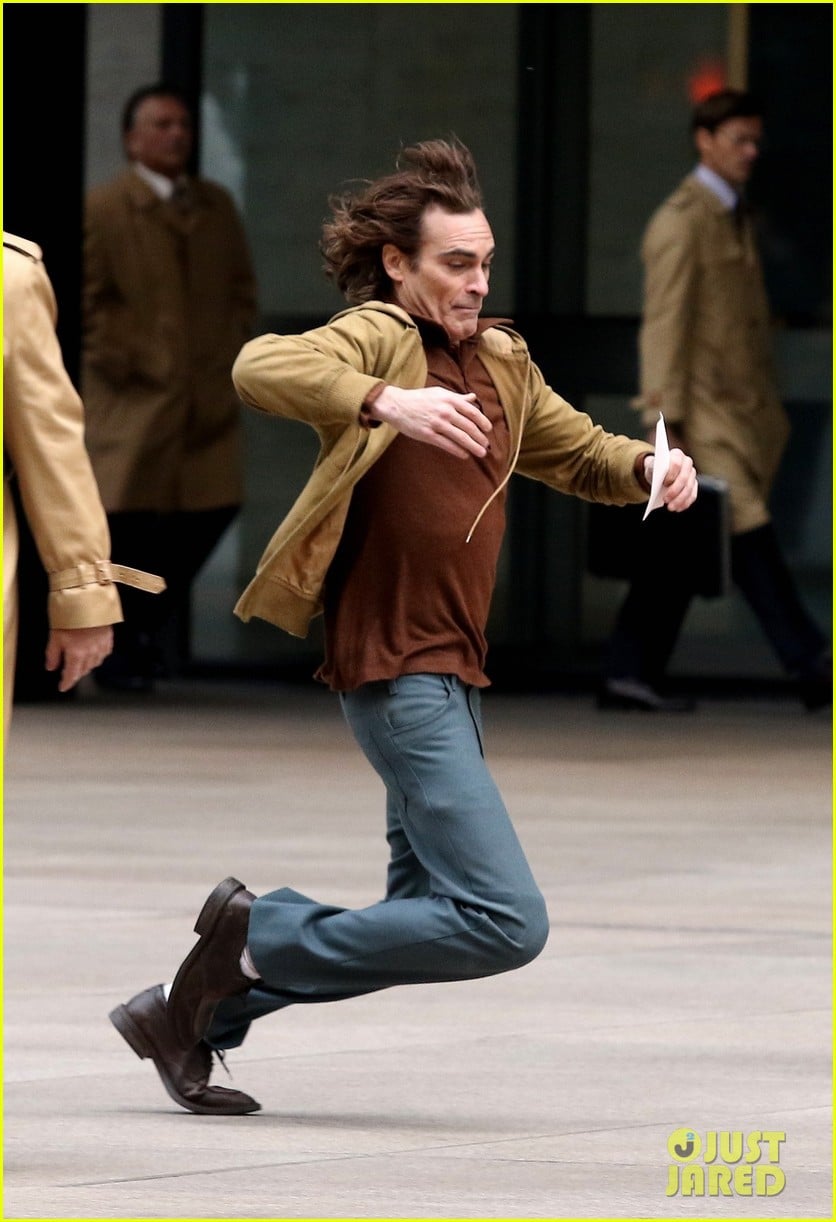 joaquin phoenix falls joker set 014167972