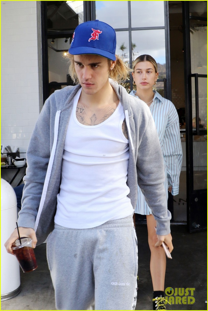 Justin Bieber & Hailey Baldwin Grab Breakfast in Studio City! Photo(02)
