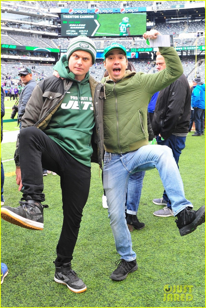justin long and billy magnussen team up for new york jets football game01