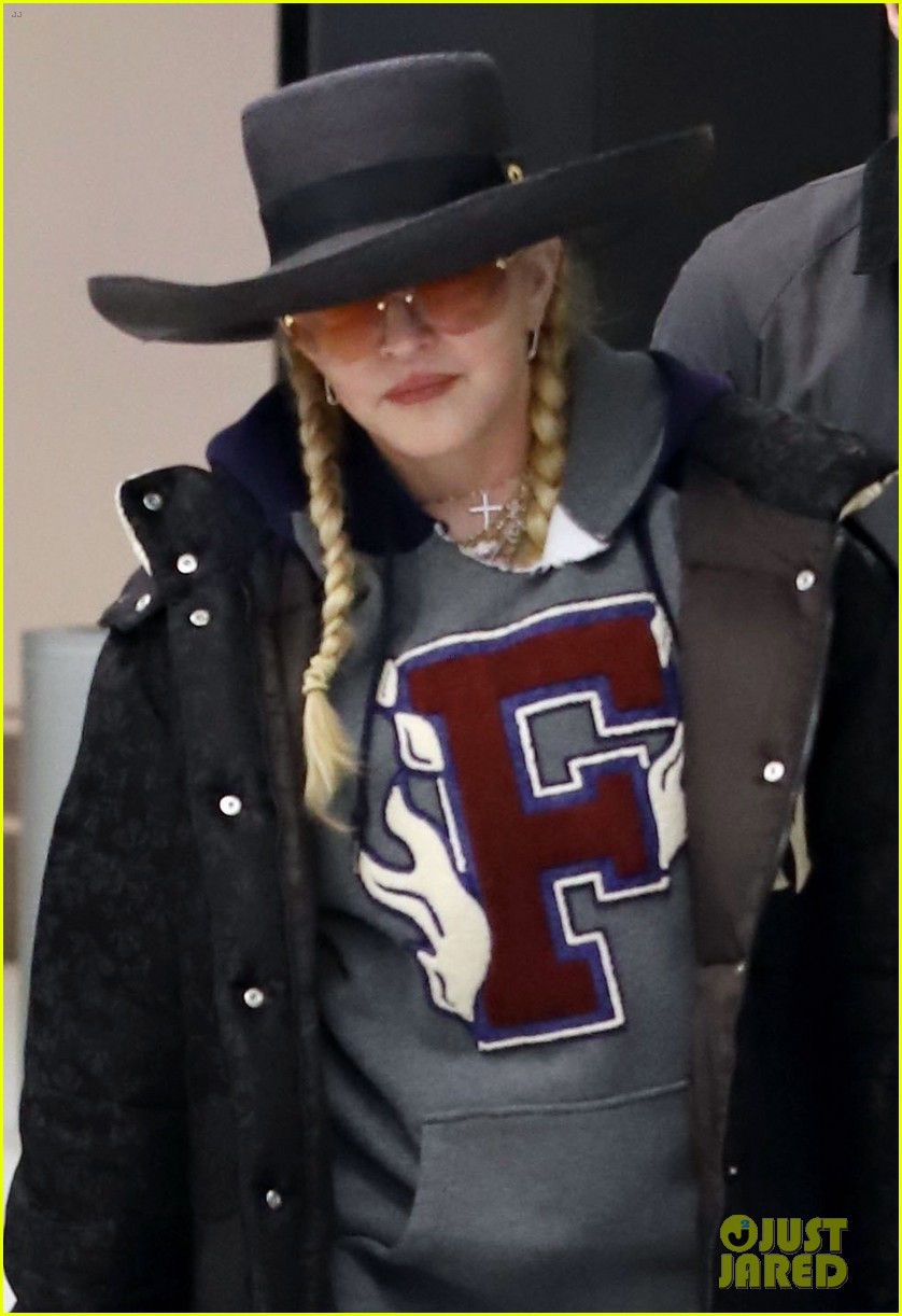 madonna keeps a low profile for flight out of nyc 044166499
