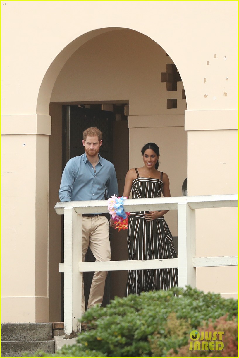 Meghan Markle & Prince Harry Go Barefoot at Bondi Beach in Australia(02)