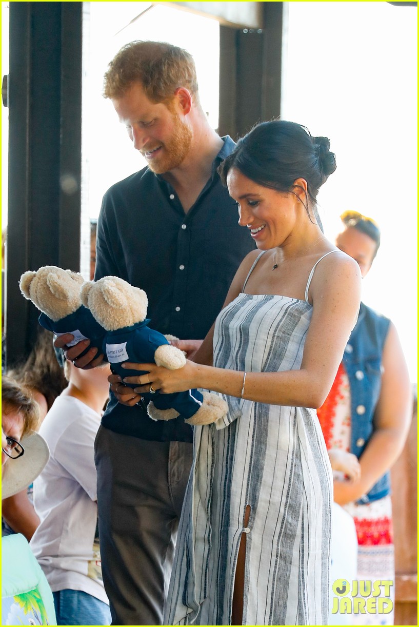 Pregnant Meghan Markle Cradles Tiny Baby Bump on Australia's Fraser