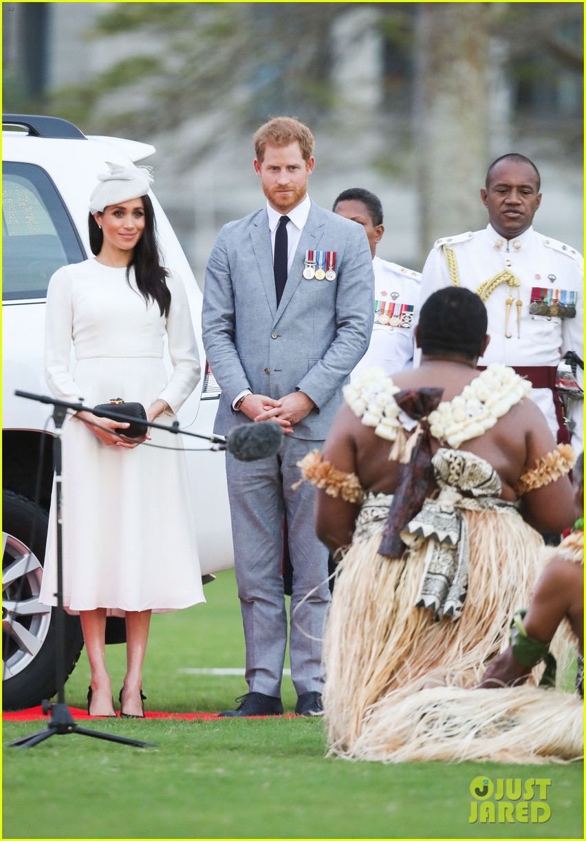 Pregnant Meghan Markle & Prince Harry Touch Down in Fiji! Photo(01)