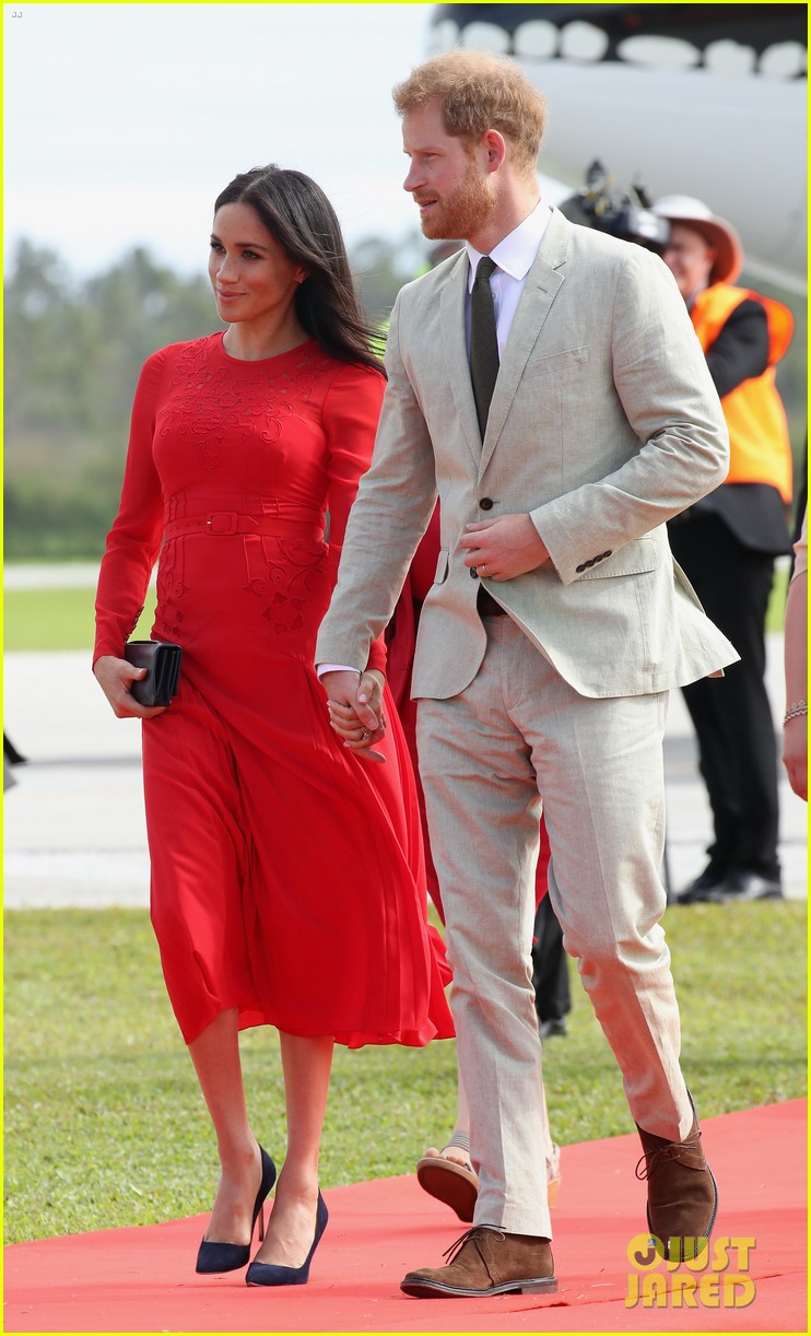 Meghan Markle Suffers Small Wardrobe Misstep in Tonga Photo 4170197