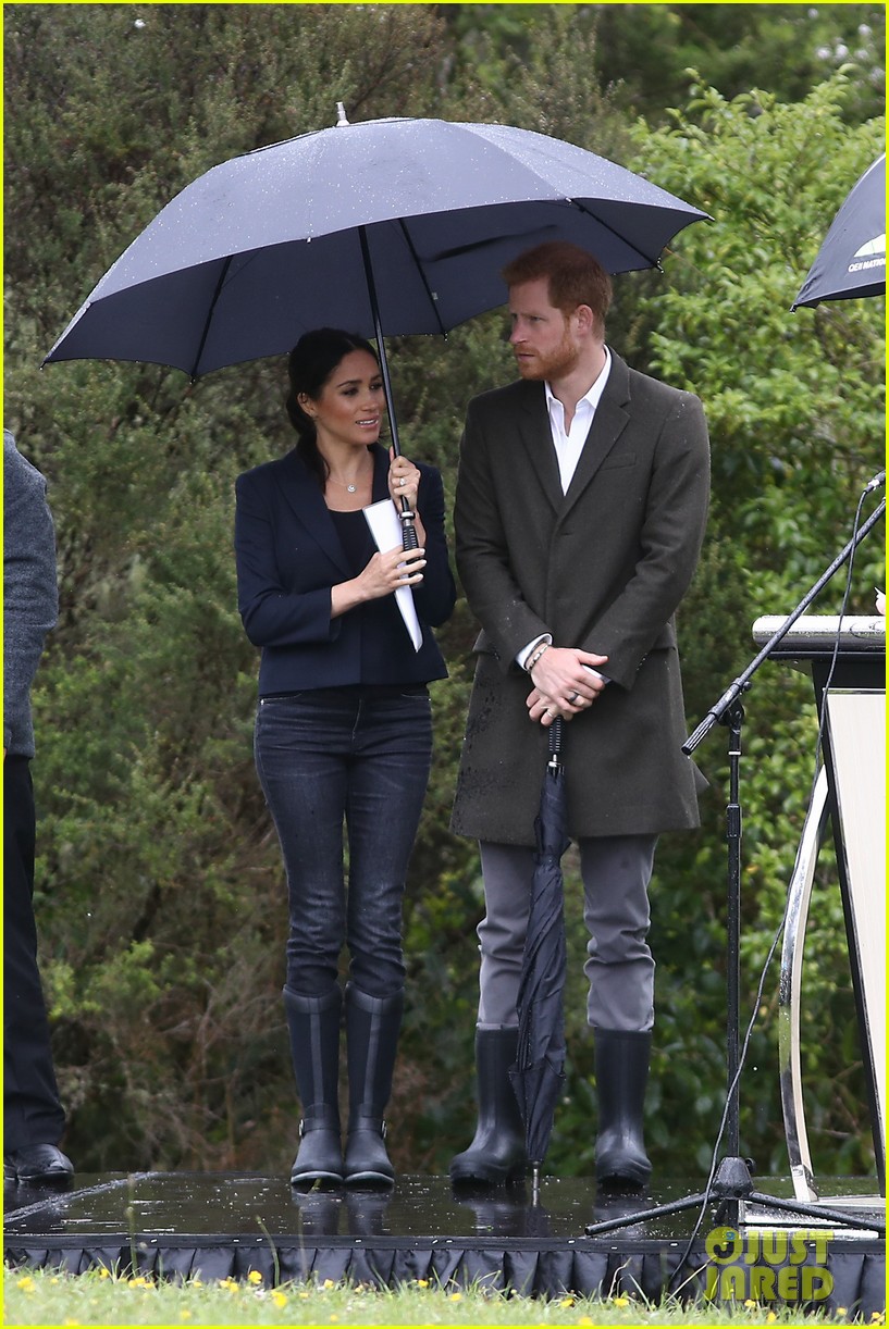 meghan markle prince harry toss boots in new zealand 01