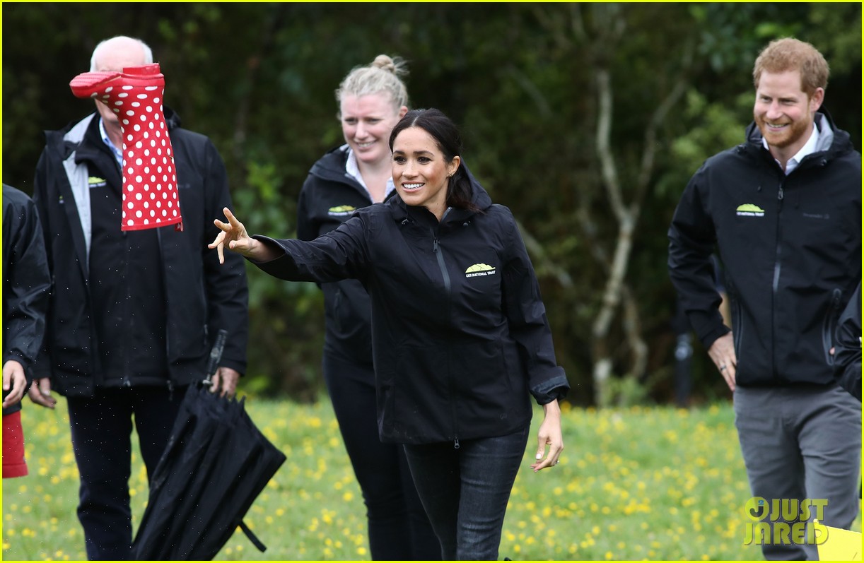 meghan markle prince harry toss boots in new zealand 07