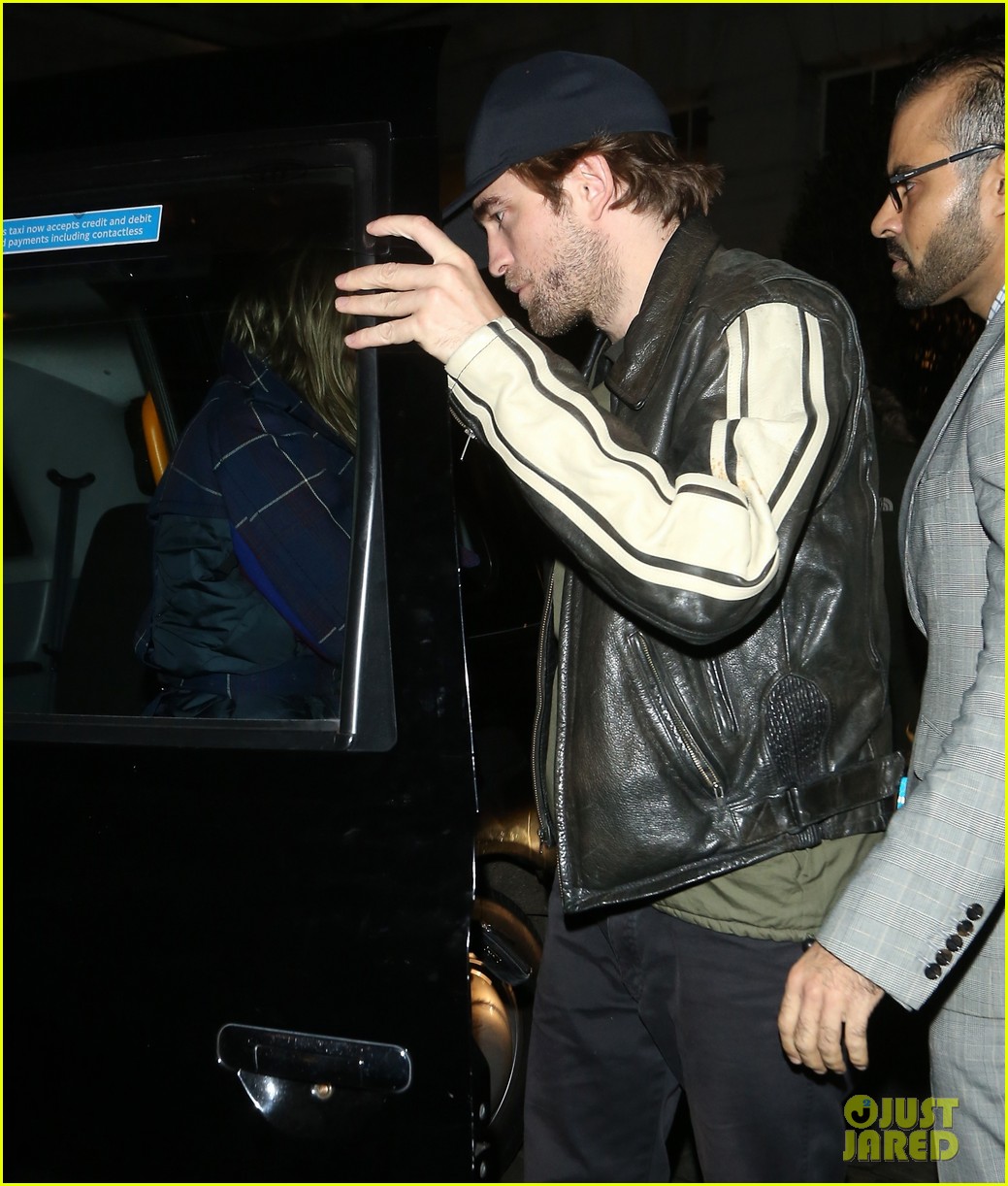 Robert Pattinson & Suki Waterhouse Spotted On a Date Night in London(01)