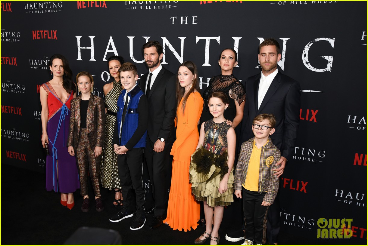 sarah paulson supports the haunting of hill house cast at season 1 premiere 014161294