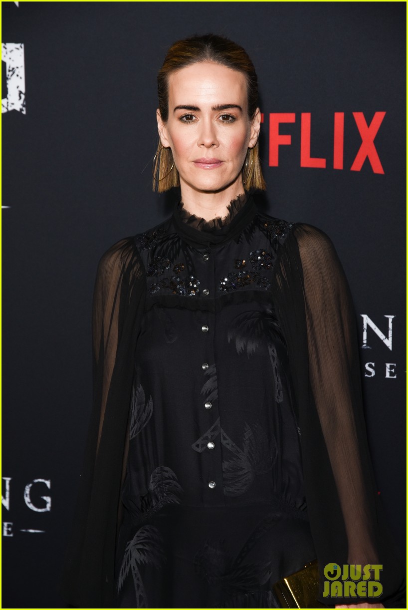 sarah paulson supports the haunting of hill house cast at season 1 premiere 324161325