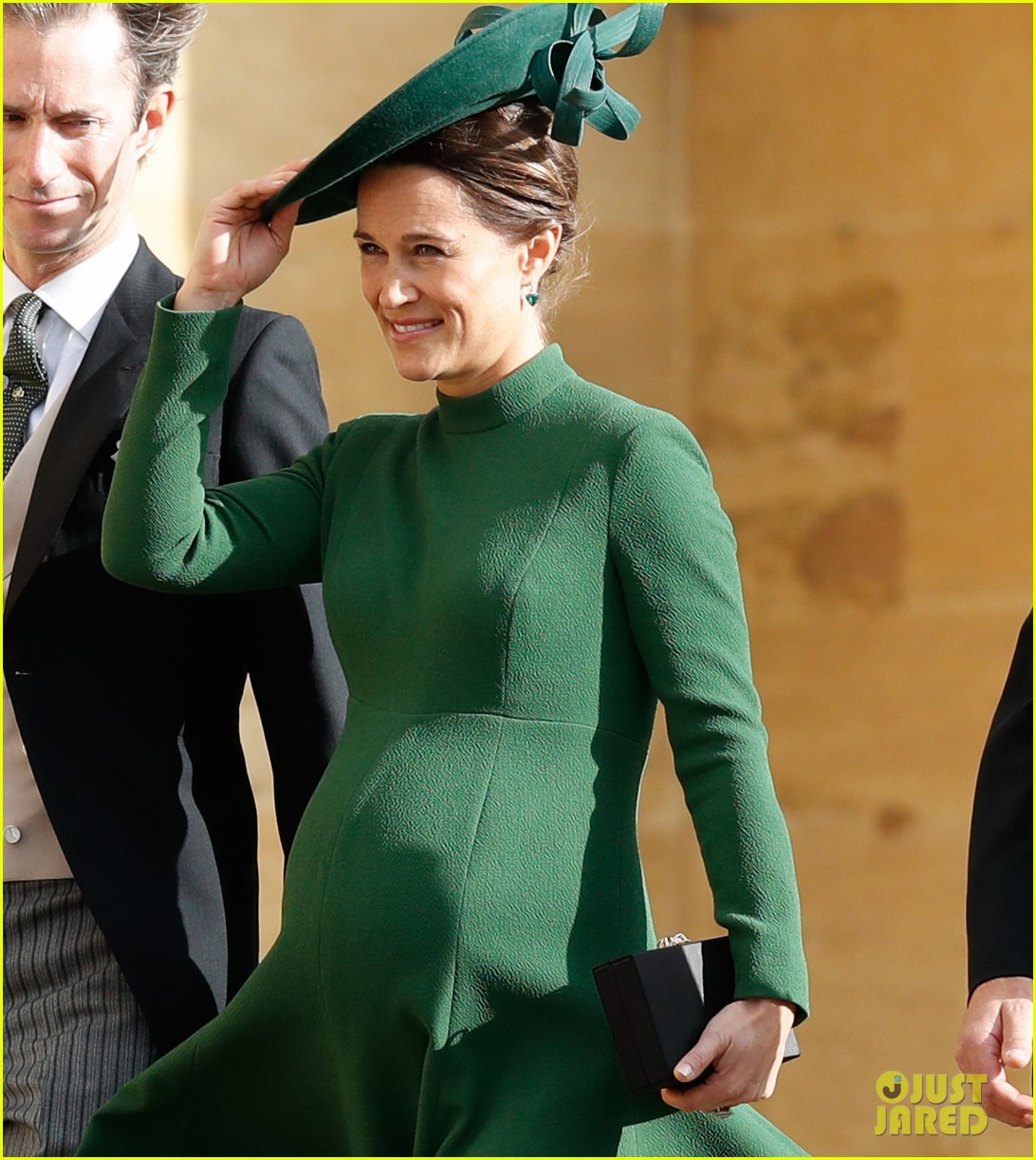 Pippa Middleton, Who Is 9 Months Pregnant, Looks at Princess(01)