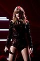 taylor swift performs american music awards 2018 25