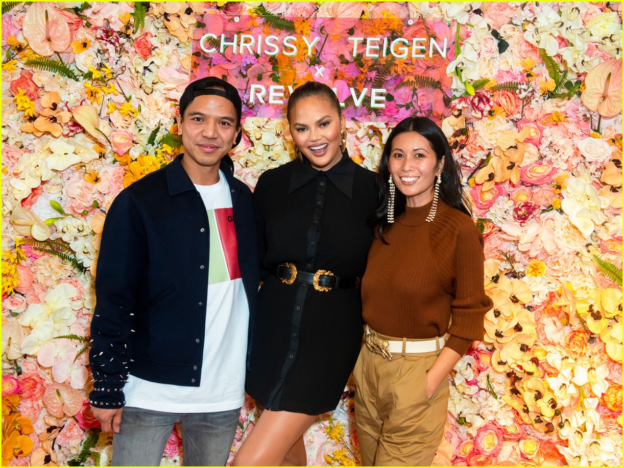 chrissy teigen shows off her revolve collection at nyc pop up094169985
