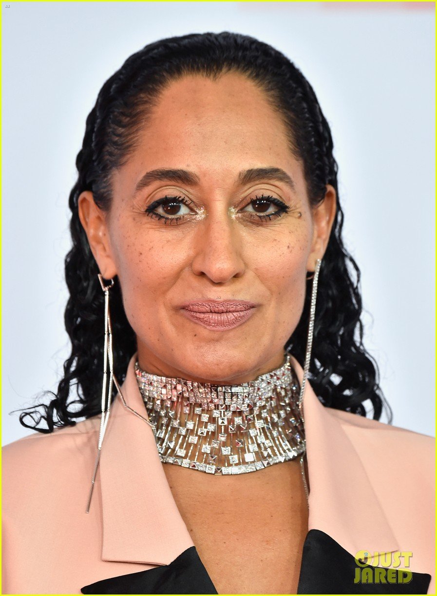 Host Tracee Ellis Ross Hits the Red Carpet at American Music Awards(02)
