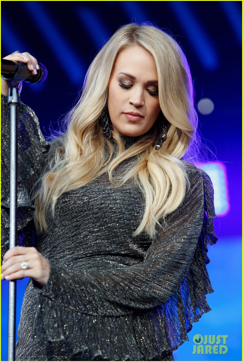 pregnant carrie underwood performs on jimmy kimmel live 06