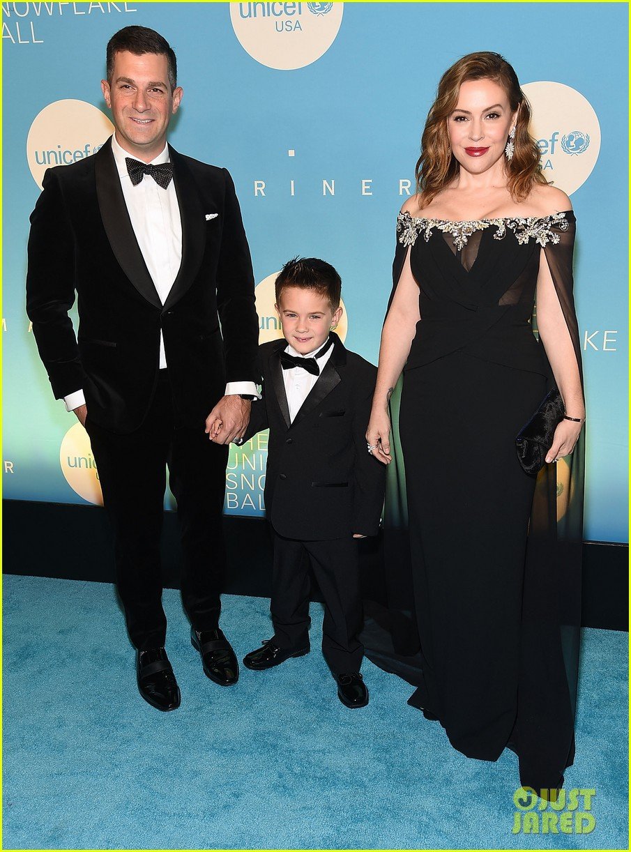 alyssa milano is joined by husband dave bugliari son milo at unicef snowflake ball 03