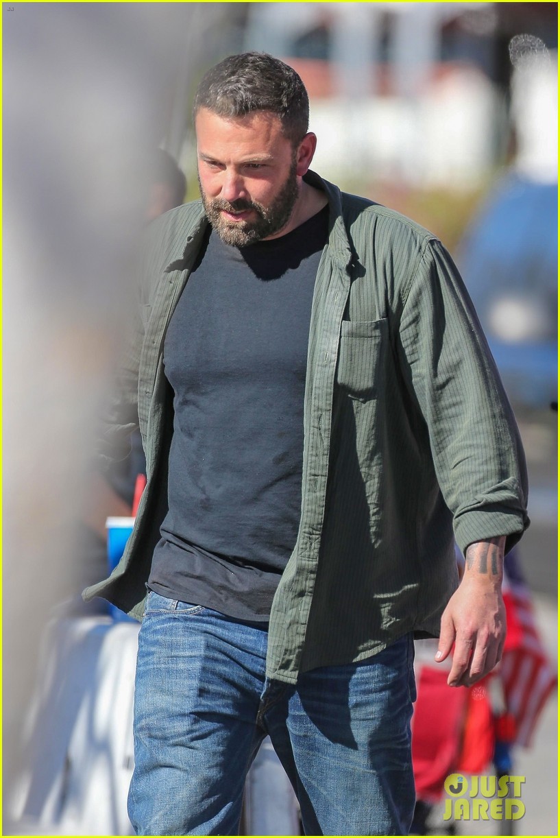 ben affleck meets with fans while filming 024174686