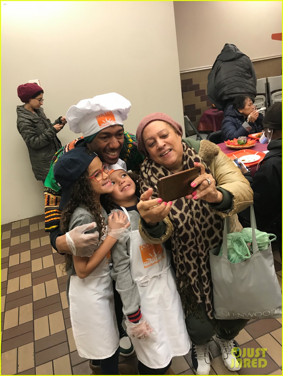 nick cannon david burtka their kids dish out thanksgiving meals 01.