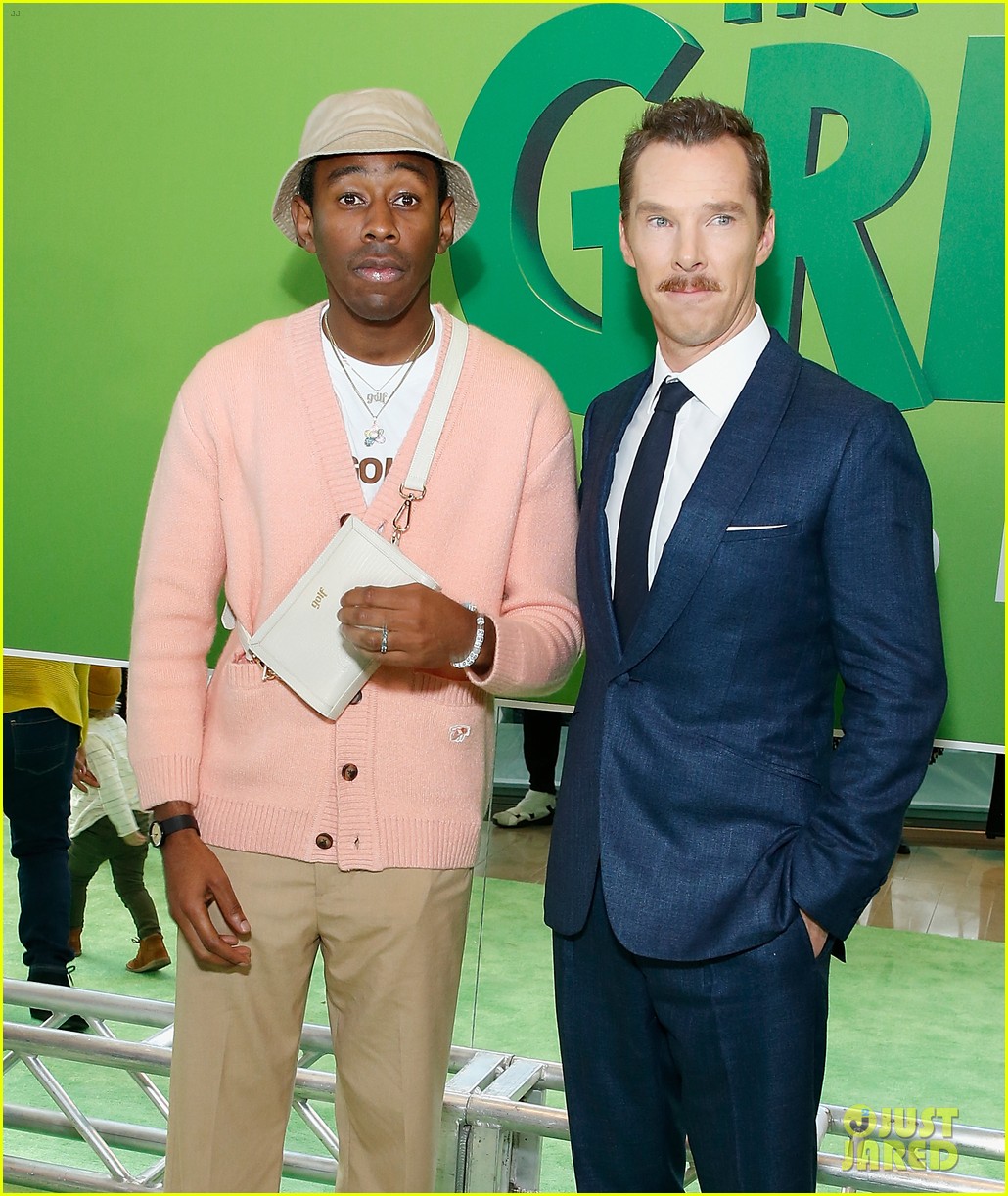 benedict cumberbatch suits up for the grinch premiere in nyc 03