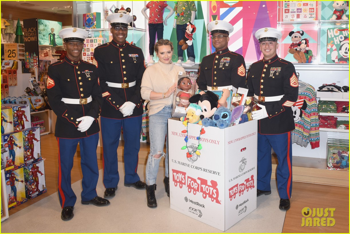 hilary duff helps kick off disney stores toys for tots holiday campaign 064190592