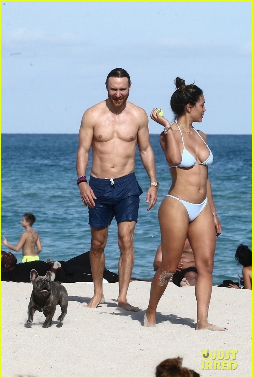 Мужчина и женщина на пляже. Дикий пляж женщины и мужчины. Wife in beach. Неожиданности на пляже. Делится женой на пляже.