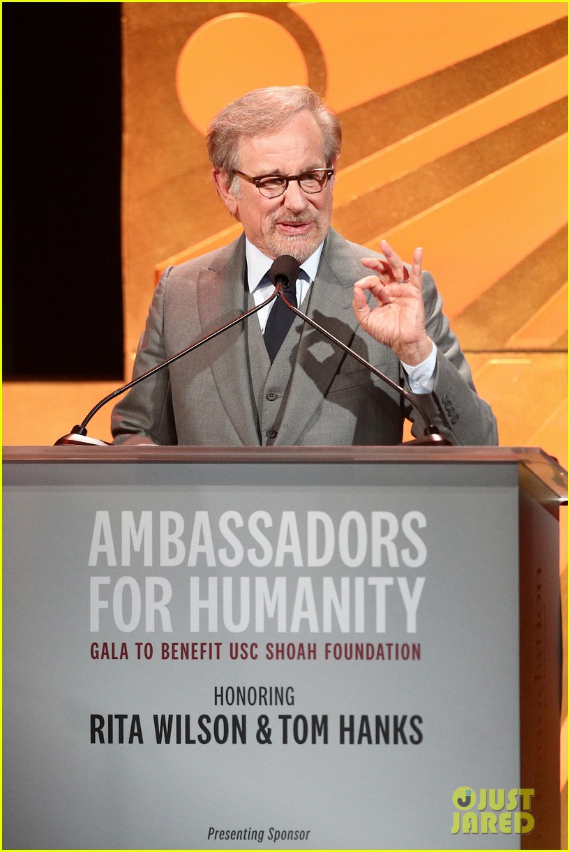 oprah helps honor tom hanks rita wilson at ambassadors for humanity gala 084176713