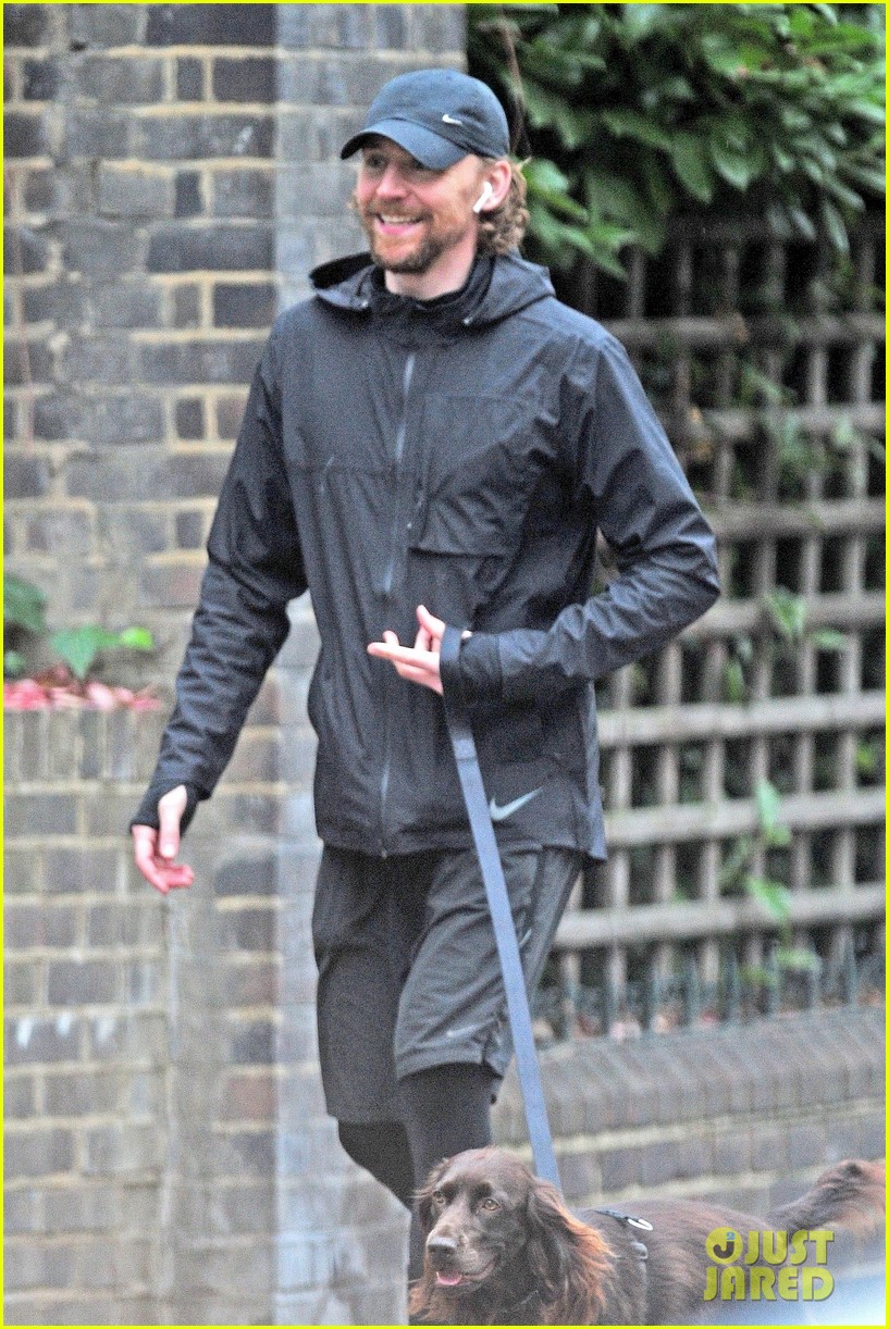 tom hiddleston walks his dog 024188594