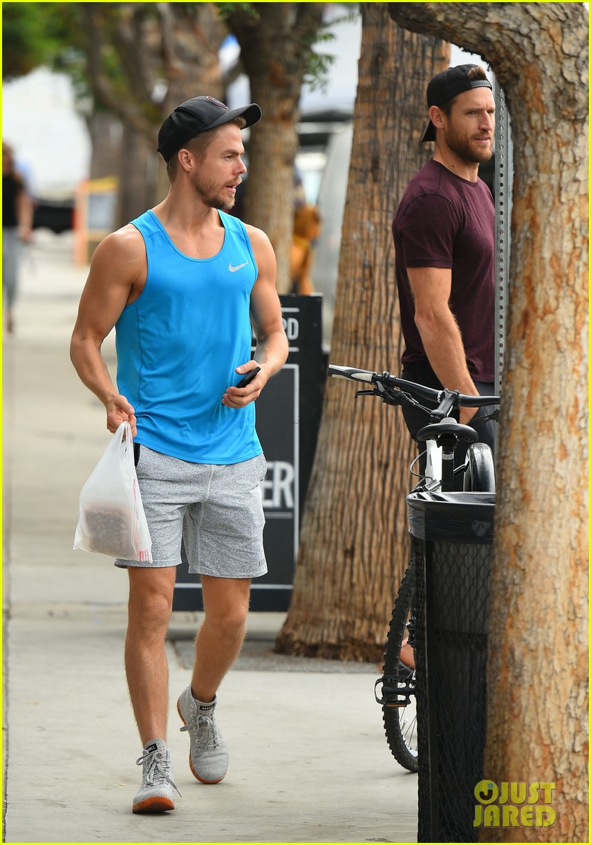 Derek Hough Muscles Up at Farmer's Market with BrotherinLaw Brooks(02)