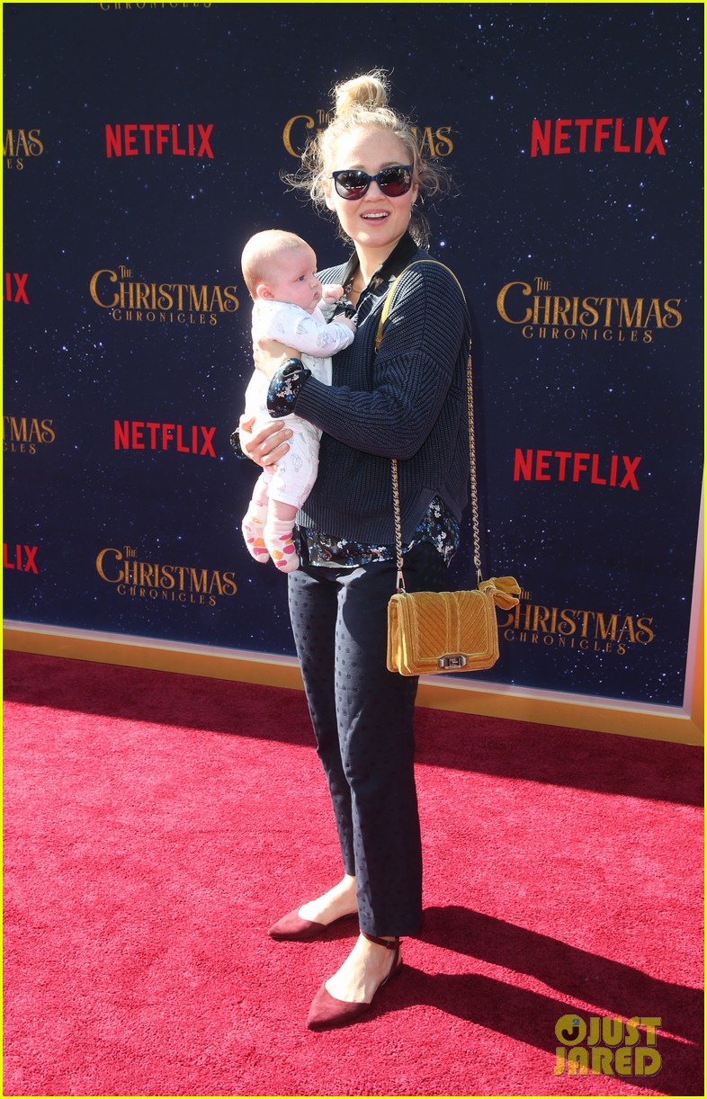 oliver hudson wife erinn bartlett couple up at the christmas chronicles l a premiere 024185072
