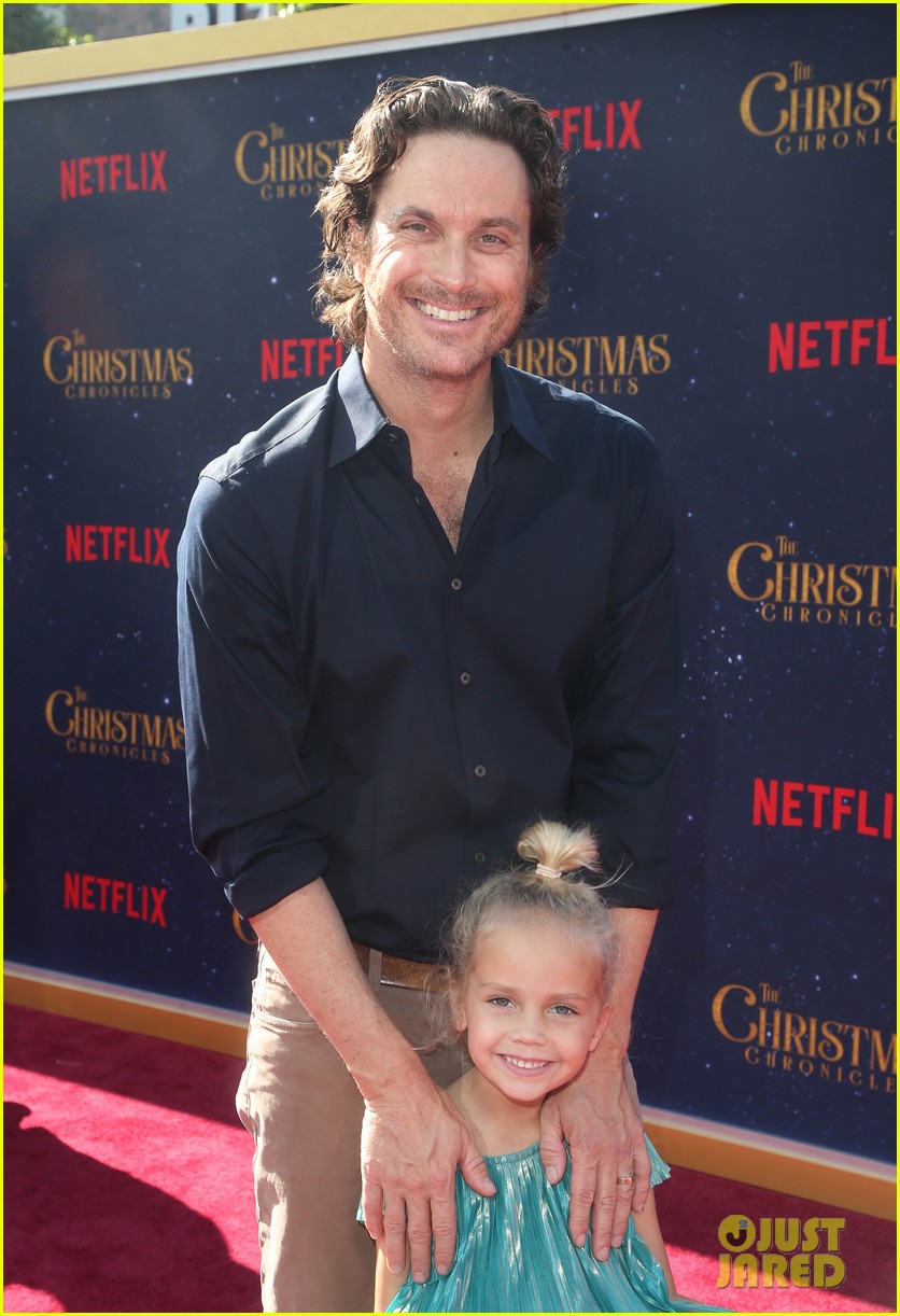 oliver hudson wife erinn bartlett couple up at the christmas chronicles l a premiere 104185080