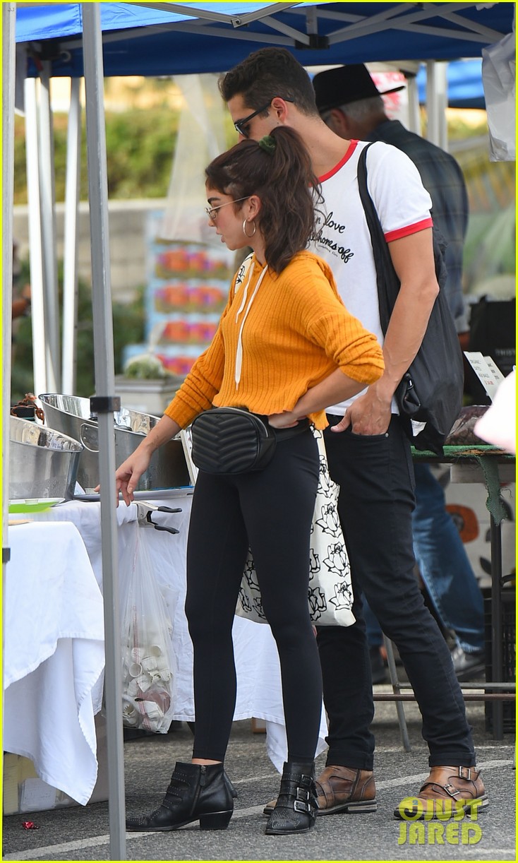 sarah hyland and wells adams share sweet kiss at the farmers market 074176480