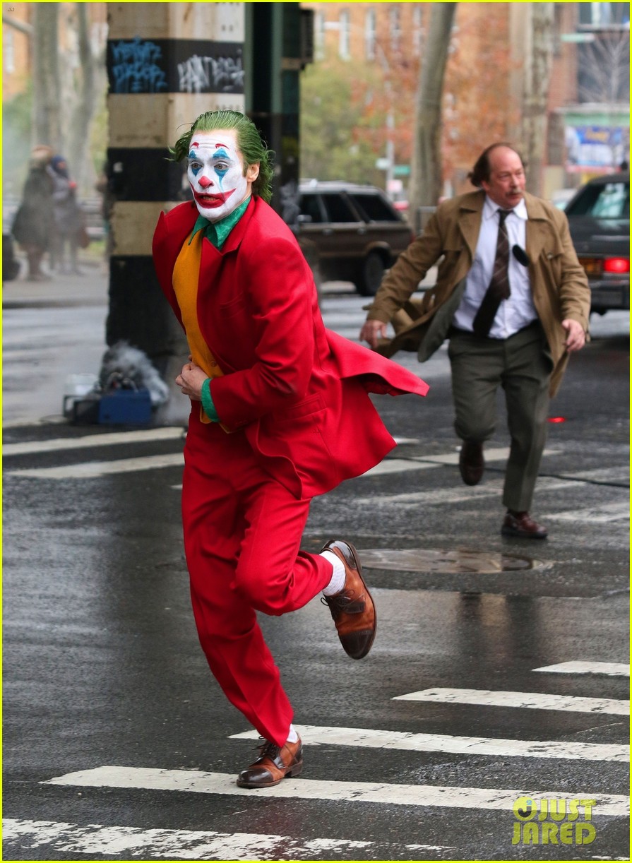 Joaquin Phoenix Films a Dangerous Stunt as The Joker in NYC! Photo(02)