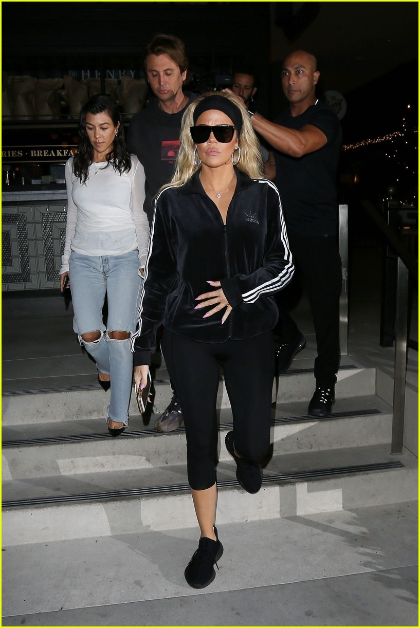 Kim Kardashian & Kanye West Join Khloe & Kourtney For Dinner Amid(02)