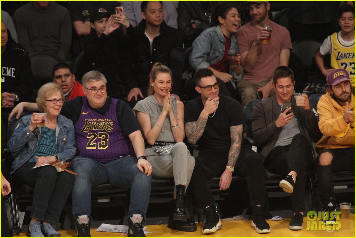 Adam Levine & Behati Prinsloo Cheer On Lakers from Courtside Seats(02)