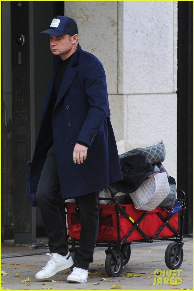 liev schreiber heads out of town before thanksgiving 054186537