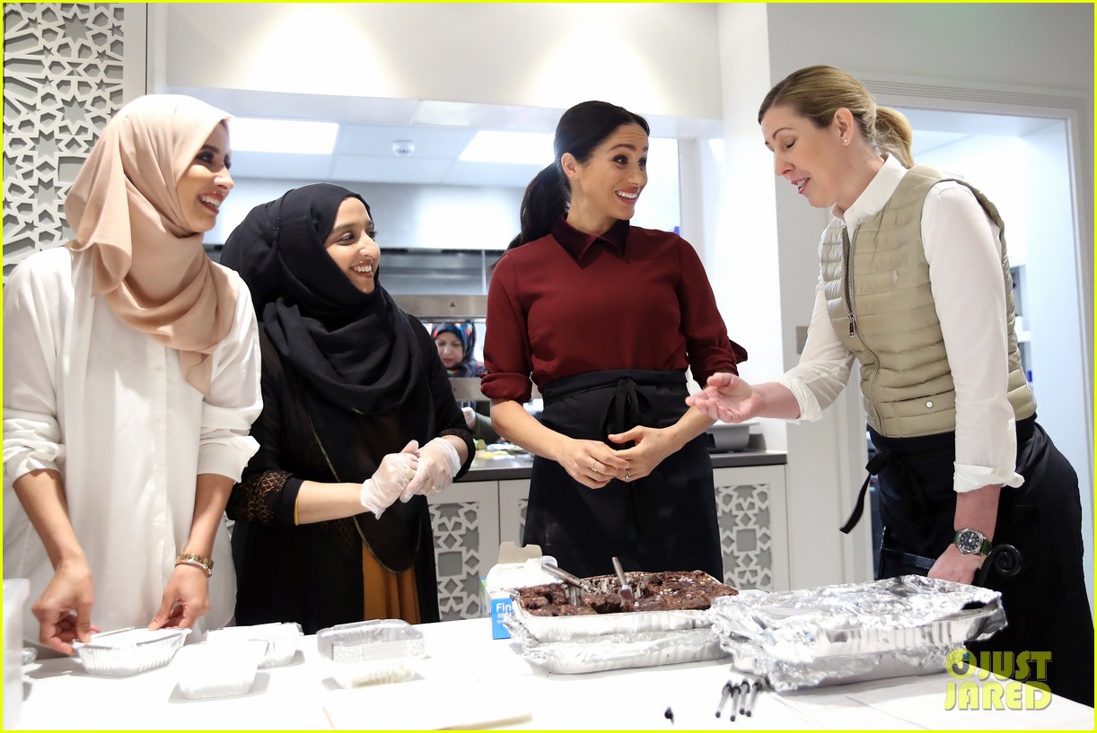 duchess meghan markle reunites with women from grenfell community kitchen 044186114