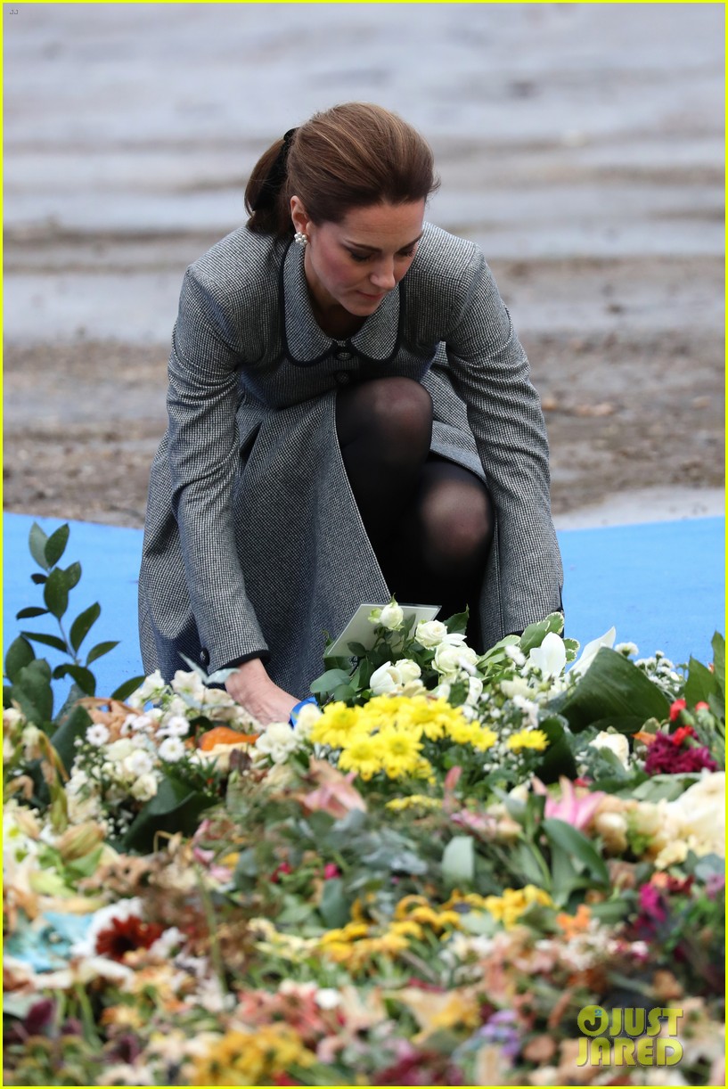 kate middleton prince william pay respects 01