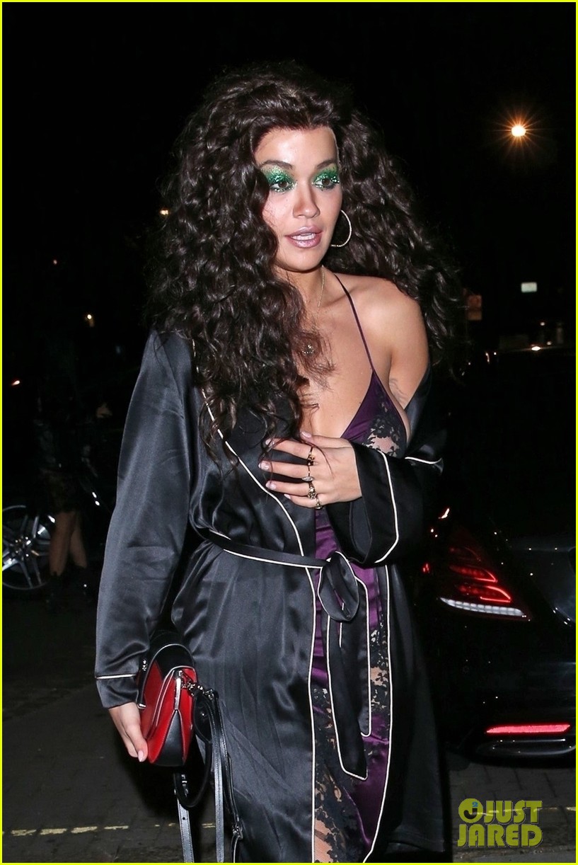 rita ora channels cher in witches of eastwick at her star studded halloween bash 18