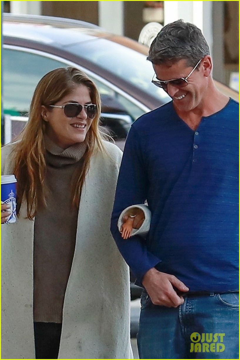 Selma Blair Wears Tiny Fake Hand, Was Not Poking Fun at People with(00)