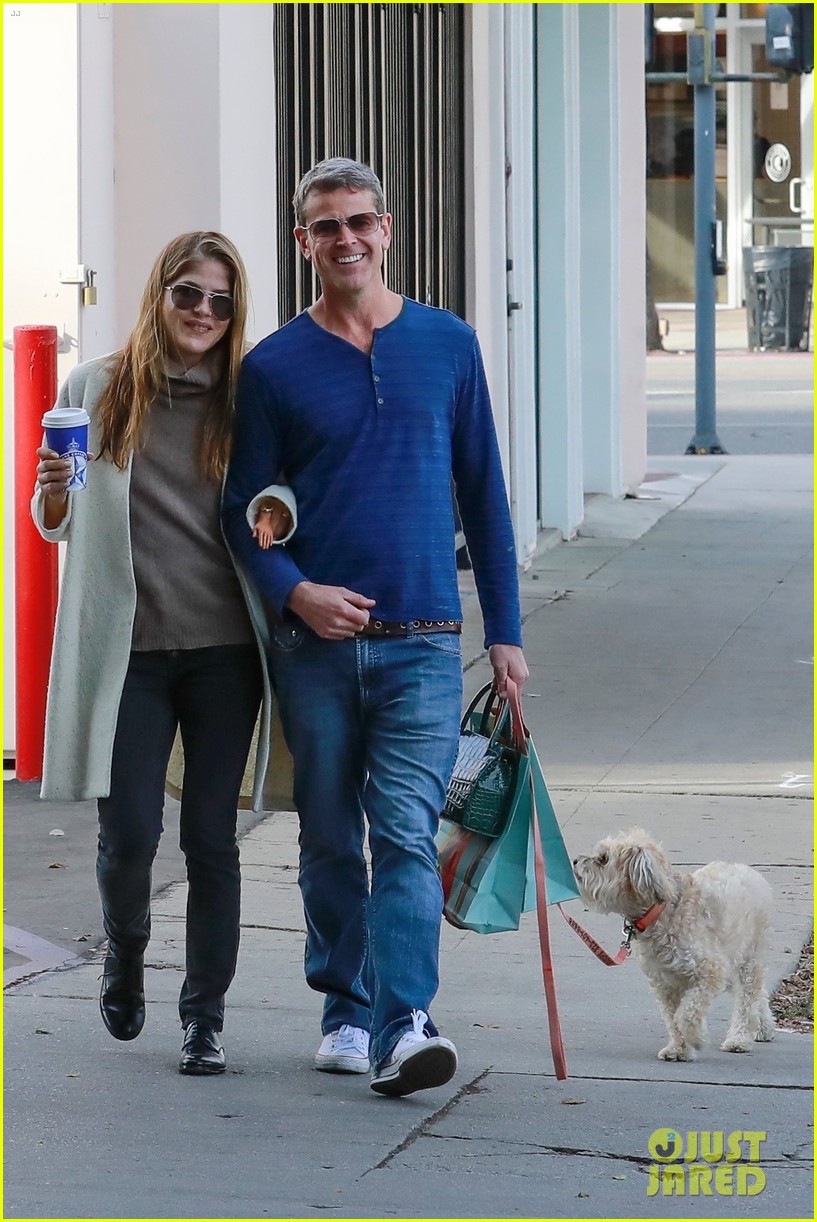 Selma Blair Wears Tiny Fake Hand, Was Not Poking Fun at People with