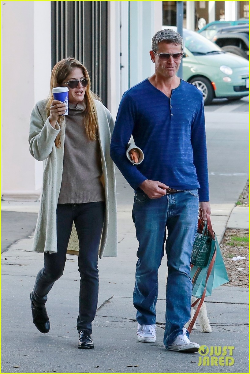 Selma Blair Wears Tiny Fake Hand, Was Not Poking Fun at People with