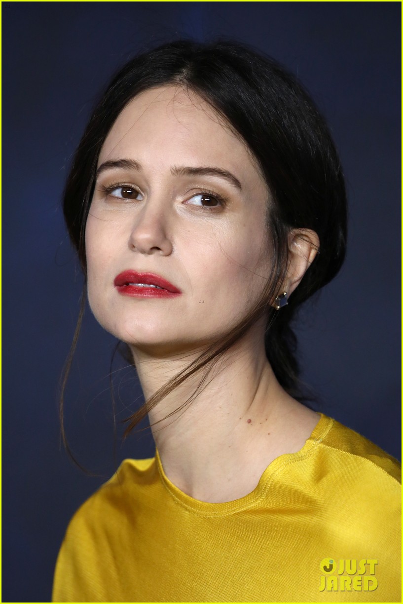 katherine waterston reveals shes expecting first child at fantastic beasts uk premiere 054181845