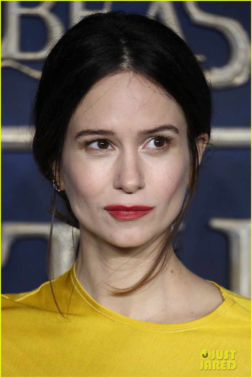 katherine waterston reveals shes expecting first child at fantastic beasts uk premiere 074181847