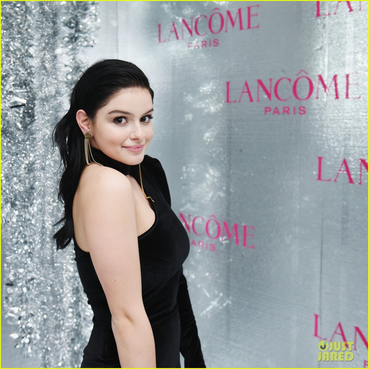 ariel winter and levi meaden join laverne cox at lancome and vogues holiday event 23