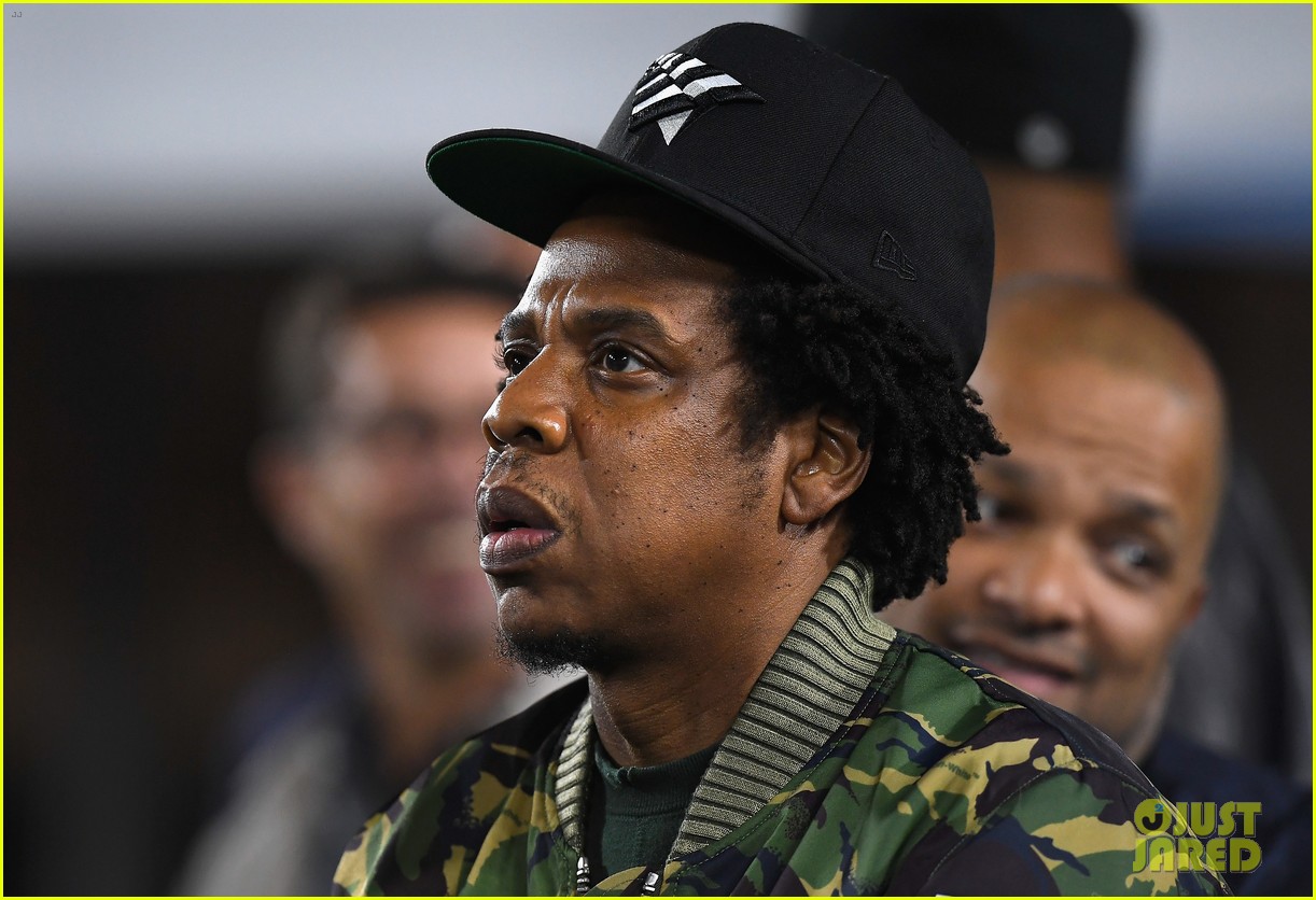 jay z checks out rams vs chiefs football game in la 024186077