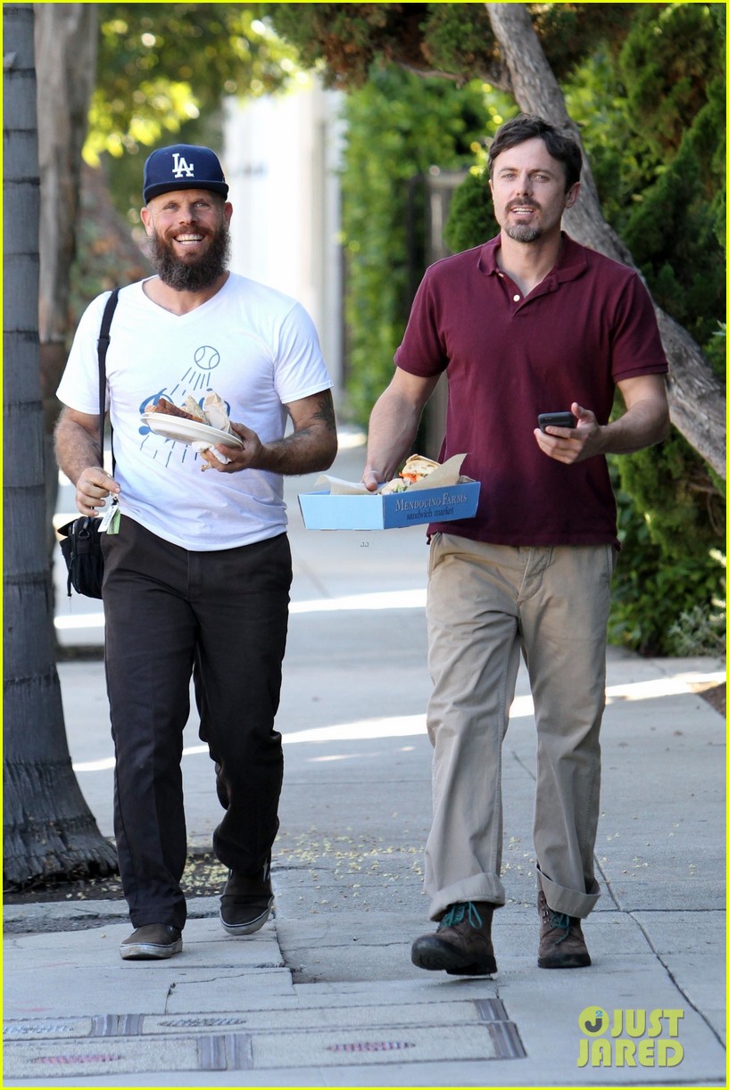 casey affleck lunch with a buddy 054196922