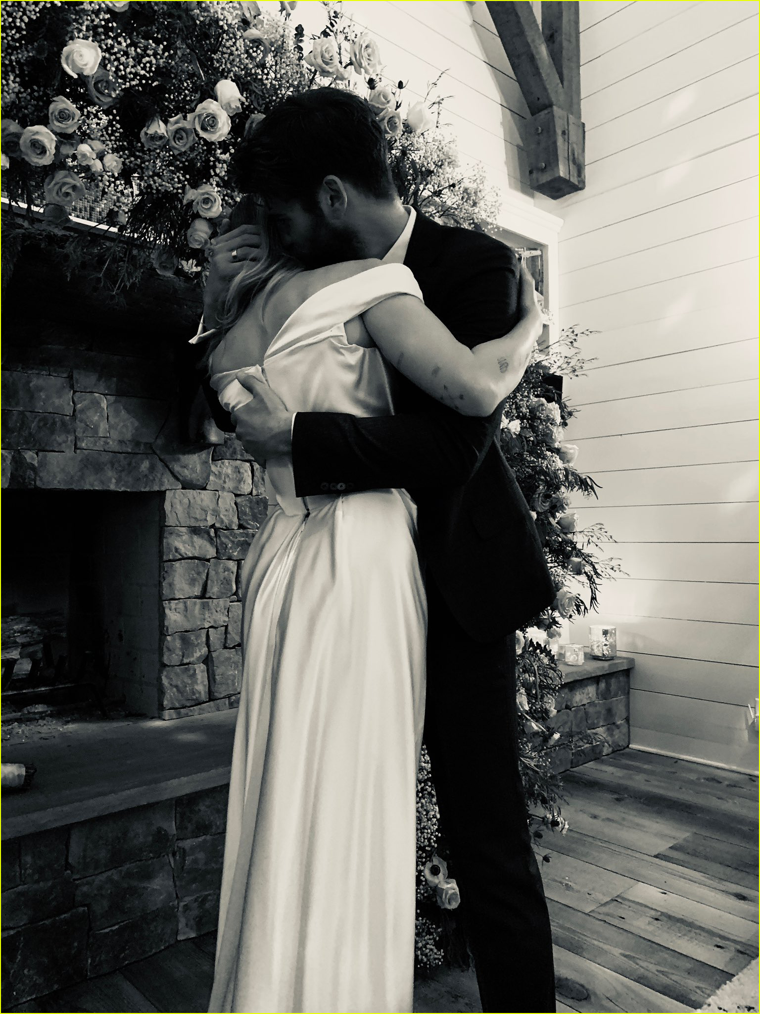 miley cyrus poses with parents billy ray tish cyrus at her wedding 04