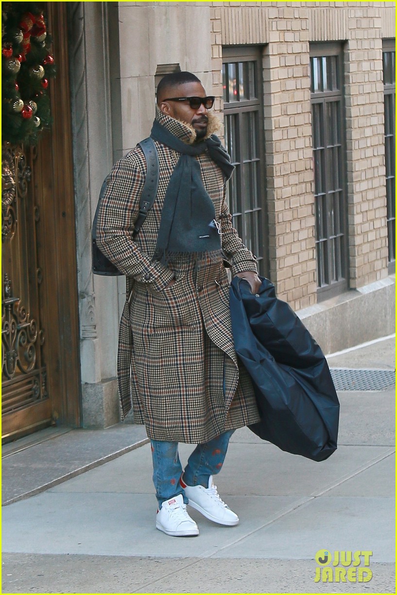 Jamie Foxx Joins Girlfriend Katie Holmes for Birthday Dinner! Photo(02)